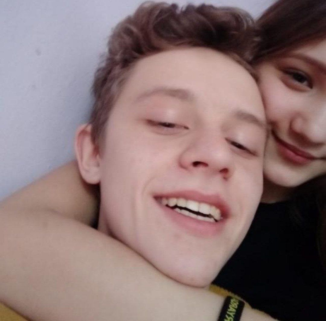 Сначала , я думал что Кайтинг это не для меня . Но подумал что нужно попробовать, и меня начал учить Аким Б. и благодаря ему , я смог встать на доску ! Он отличный тренер и я рад что он меня тренировал.