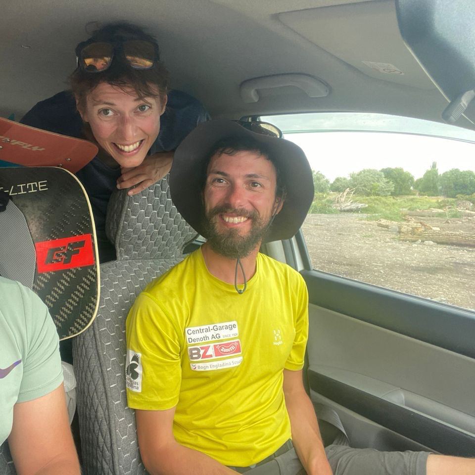 Незабываемый! Обучение кайтсерфингу в Кыргызстане было абсолютным трепетом для нас, Виеры и Майкла, страстных парапланеристов из Интерлакена, Швейцария.<details><summary>Развернуть</summary>Потрясающие пейзажи, теплое сообщество и идеальное сочетание приключений на небе и воде сделали это путешествие поистине исключительным. Скрытая жемчужина Кыргызстана, район озера Иссык-Куль, обязательна к посещению для парапланеристов, ставших кайтсерферами, ищущими незабываемого побега, наполненного адреналином. Мы не можем дождаться, чтобы вернуться!
</details>